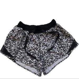 Lululemon Hotty Hot Women’s Running Shorts 4” Size 4 Black/White
